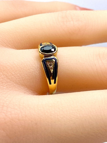 Bague saphir ovale et diamants en or jaune 18 carats et émail
