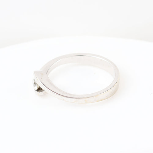 Bague solitaire en or blanc 18 carats et diamant de 0,16 carat.