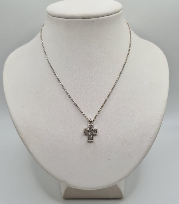 Collier et pendentif croix or blanc sertis de diamants