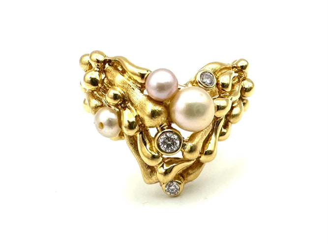 GILBERT ALBERT. Bague en or jaune, perles et diamants