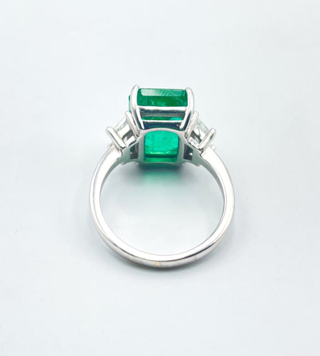 Bague exceptionnelle émeraude et diamants trapèzes