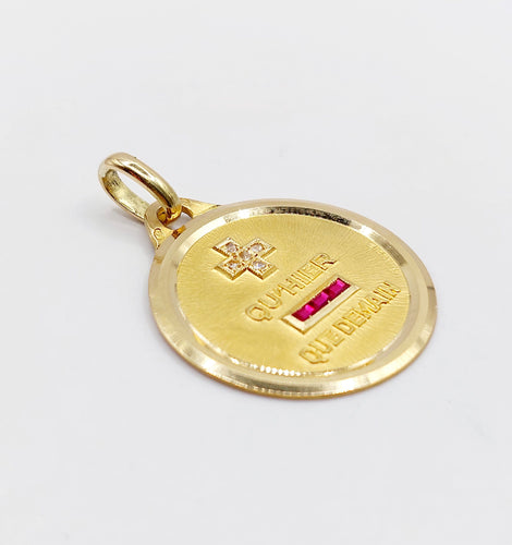 Pendentif Pendentif médaille d'amour AUGIS 23mm or 18k et rubis : "+ QU'HIER - QUE DEMAIN" 58 Facettes A06132