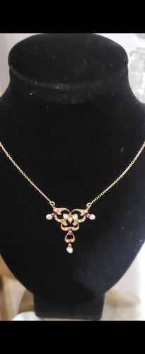 Collier Art Nouveau en or jaune, orné des Rubis et de Perles 58 Facettes