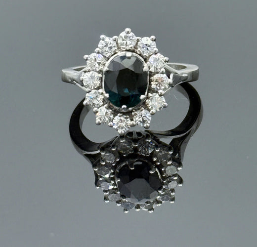 Bague 57 Bague pompadour en or gris, saphir, diamants 58 Facettes
