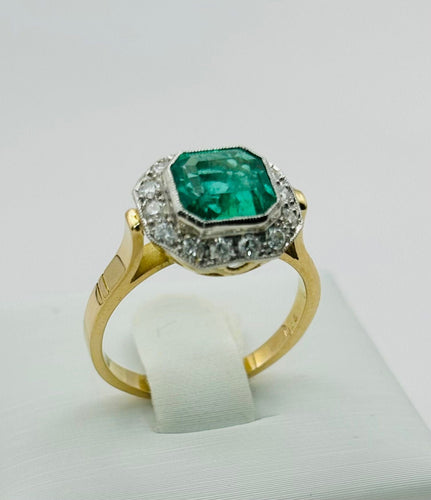 Bague Bague en or jaune et platine, ornée d'une émeraude centrale et d'un halo de diamants. Style Art déco. 58 Facettes 50243