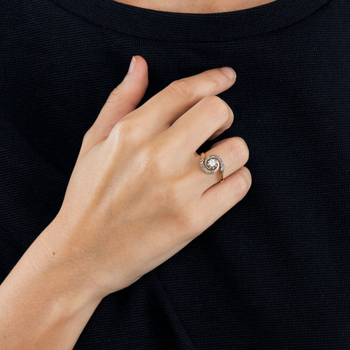 Bague Bague tourbillon en or jaune et platine sertie de diamants 58 Facettes