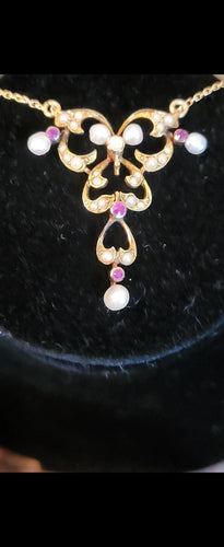 Collier Art Nouveau en or jaune, orné des Rubis et de Perles 58 Facettes