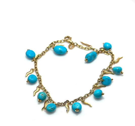 Bracelet en or jaune avec perles turquoise et breloques décoratives