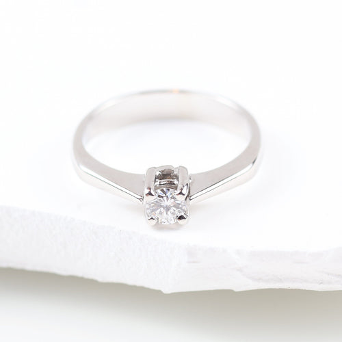 Bague Bague solitaire en or blanc 18 carats avec un diamant taille brillant de 0,22 carat 58 Facettes 159/24