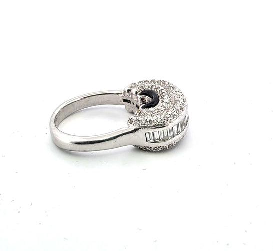 Bague 54 Superbe et unique bague en or blanc 18 carats avec diamants baguette, diamants taille brillant et émail noir 58 Facettes