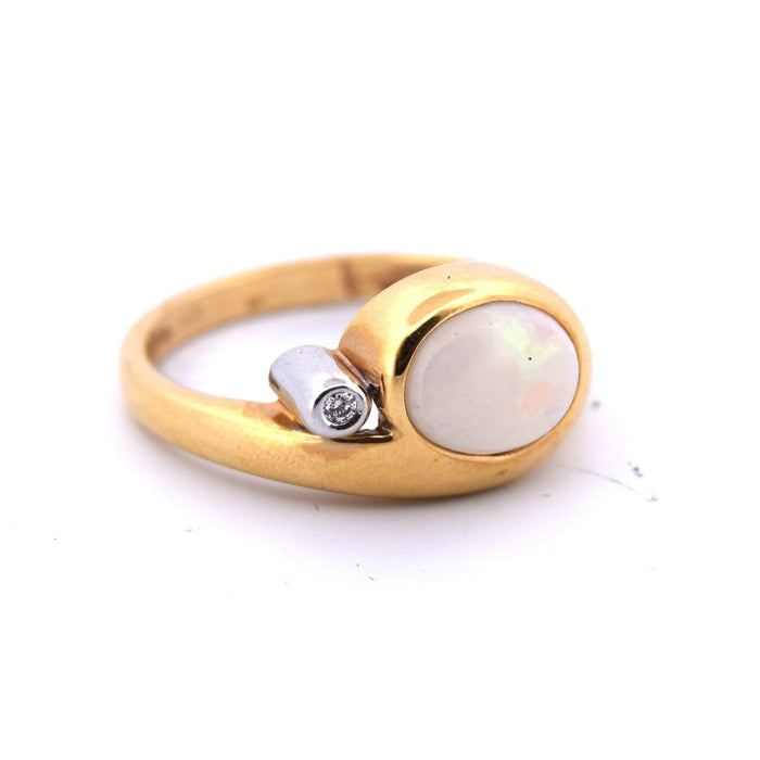 Bague en opale cabochon