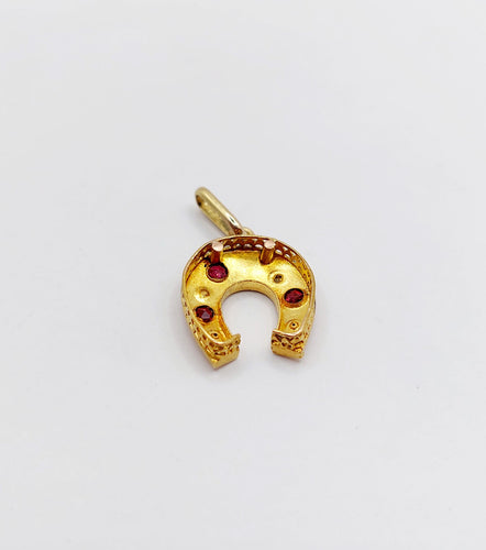 Pendentif Pendentif fer à cheval or jaune, perles et pierres rouges (circa 1900) 58 Facettes A06214