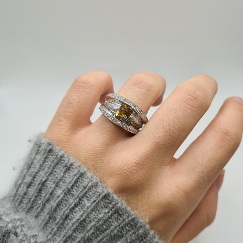 Bague 53 Bague or blanc sertie d’un saphir jaune et diamants 58 Facettes