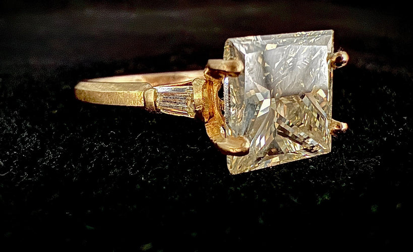 Bague solitaire or jaune, diamant taille princesse de 5,20 carats