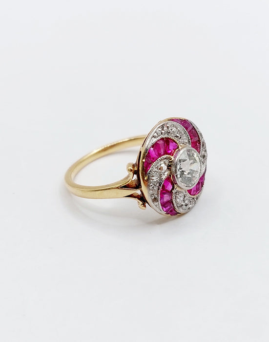 Bague cible tourbillon art deco or jaune diamant et rubis calibrés