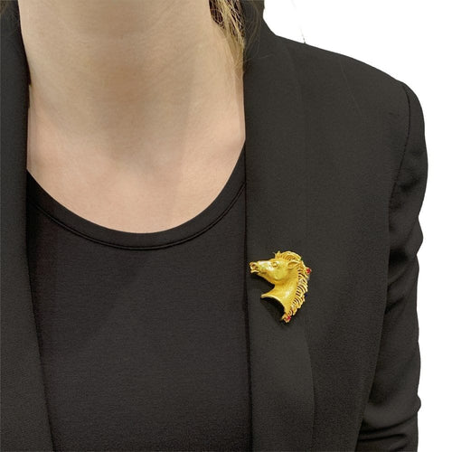Broche Broche "protomée de cheval", or jaune, diamants, rubis, saphir et émeraude. 58 Facettes 35110