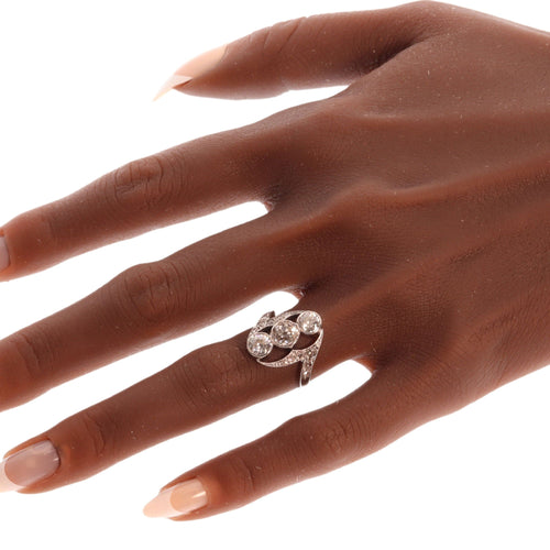 Bague 54 Bague Belle Époque aérienne en diamant, modèle trois pierres avec épaules taillées en rose 58 Facettes 25351-0042