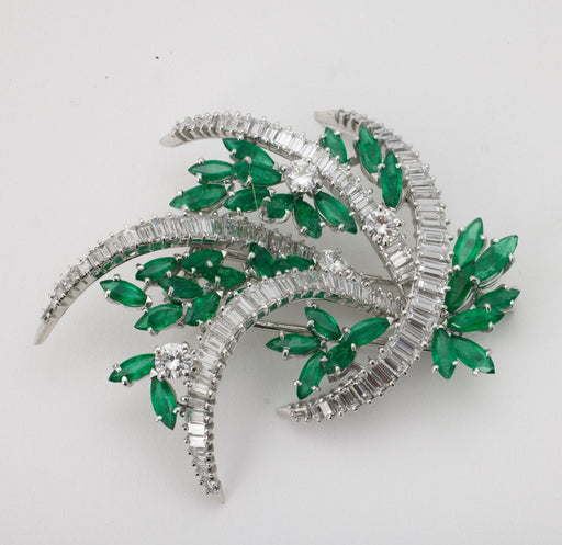 Brooch Emerald and diamond brooch 58 Facettes