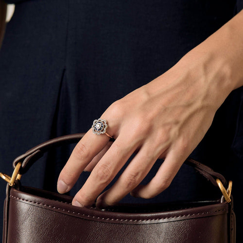 Bague 52,5 Bague en or blanc, or jaune, diamants et saphirs de synthèses calibrés 58 Facettes MON0490