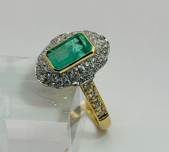 Bague 53 Bague en or et platine ornée d'une émeraude et de diamants 58 Facettes 50331