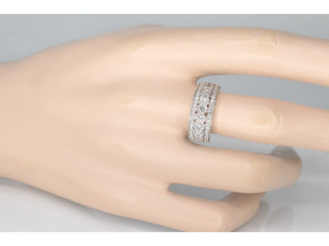 Bague 54 Bague pavée en or blanc avec diamants 58 Facettes 2045