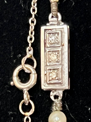 Collier Art Déco perles de culture en chute fermoir or gris et diamants 45 cm