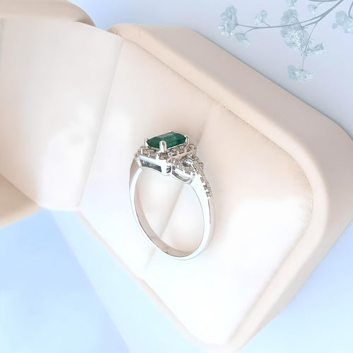 Bague 53.5 Bague de fiançailles or blanc, émeraude et diamants 58 Facettes AA 1741