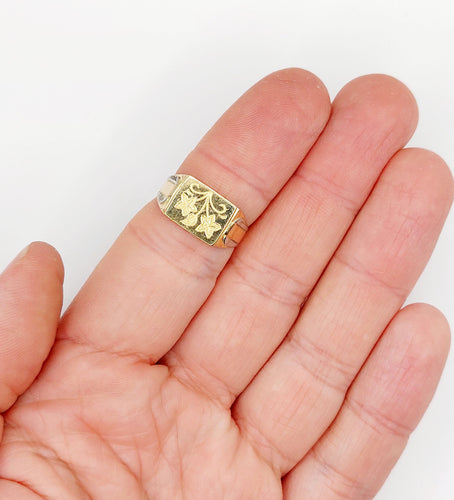 Bague 55.5 Bague chevalière antique fleurs finement ciselées en trois ors 18k 58 Facettes A06432