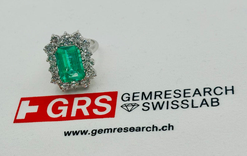 Bague 54 Bague en or blanc avec émeraude centrale et diamants 58 Facettes 50200