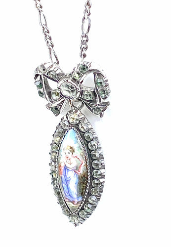 Collier Pendentif et sa chaine en argent : enfant sur email et pierres blanches. Vers 1900 58 Facettes AB386
