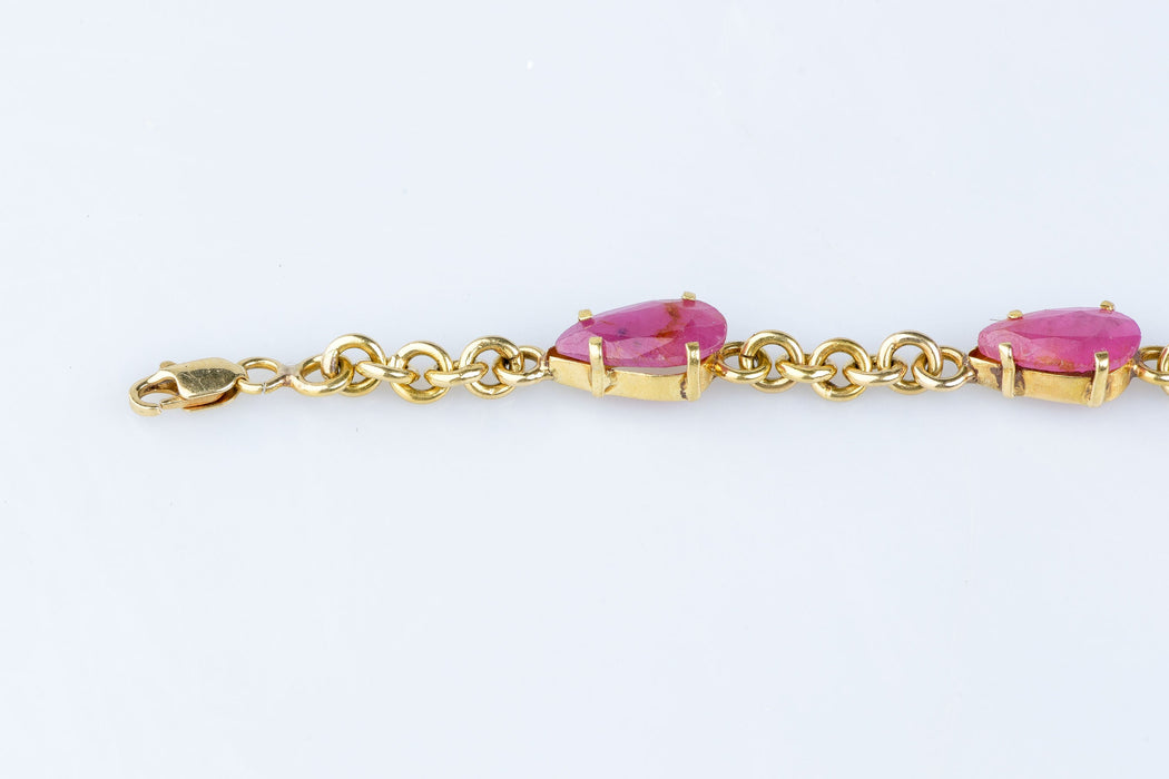 Bracelet en or jaune orné de rubis