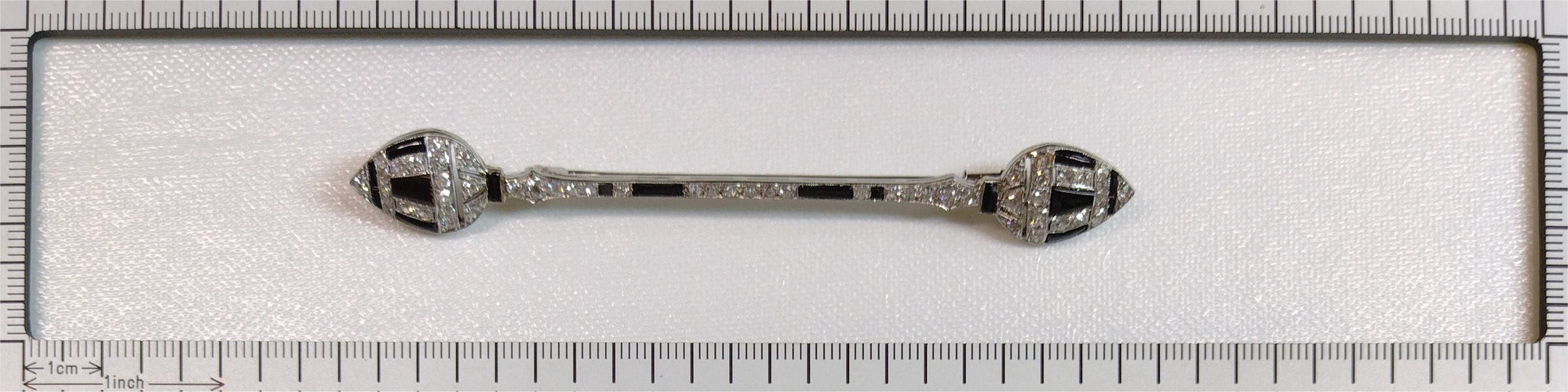 Broche Trésor des années 20 : la grâce géométrique d'une broche décorative 58 Facettes 21096-0063