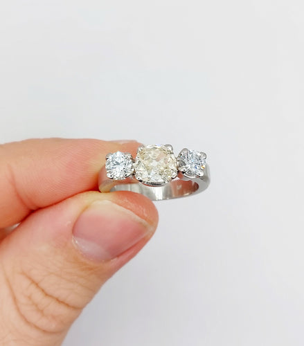 Bague jonc Art déco en platine et diamants (1,30 ct + 0,90 ct)