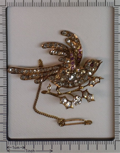 Broche L'influence de la reine Victoria : une broche de passion 58 Facettes 22031-0004