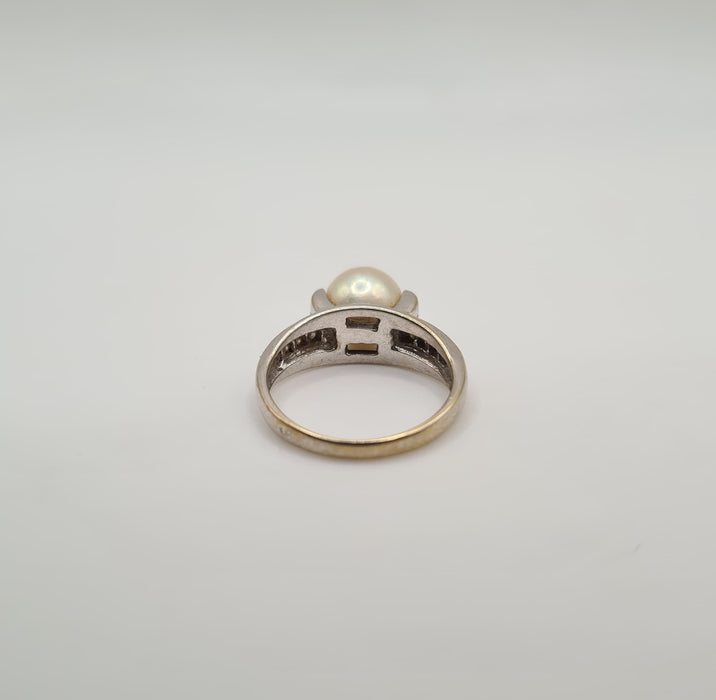 Bague 54.5 Bague or blanc sertie d’une perle de culture et diamants 58 Facettes