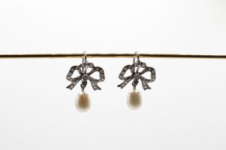 Boucles d'oreilles Boucles d'oreilles or blanc Noeuds perles et diamants 58 Facettes 5864