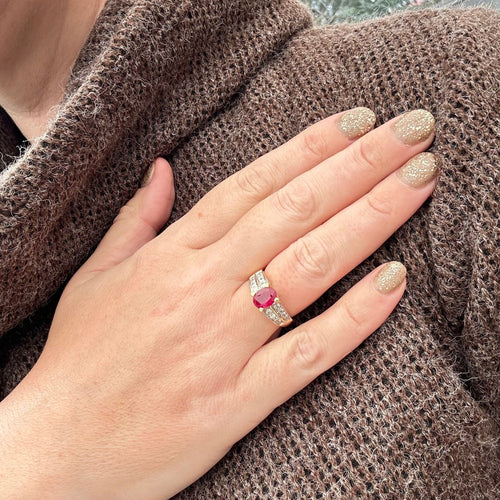 Bague 59 Bague en or jaune, rubis et diamants 58 Facettes