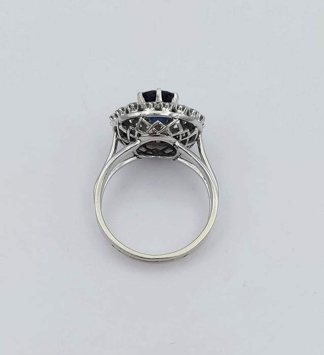 Bague or gris et platine, saphir, diamants