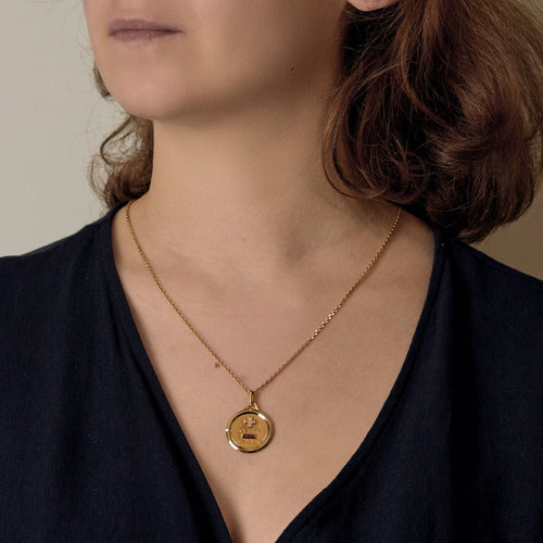 Pendentif Augis - Médaille sentimentale en or jaune, rubis et diamants 58 Facettes CHAL1174