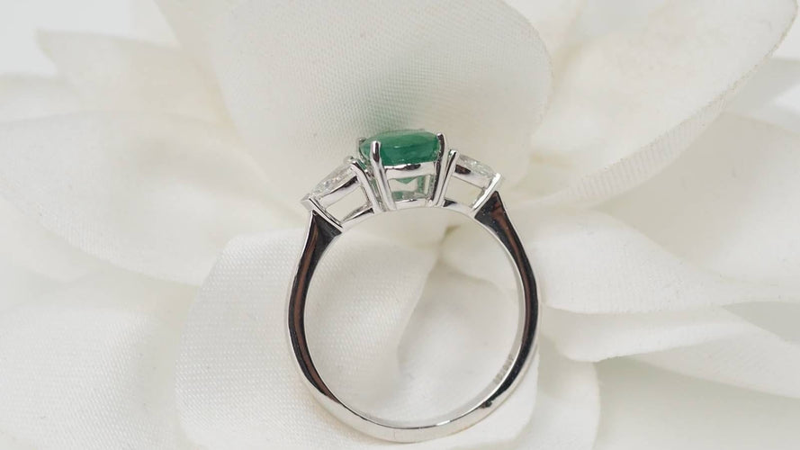 Bague 54 Bague en or blanc, émeraude et diamants 58 Facettes 32533