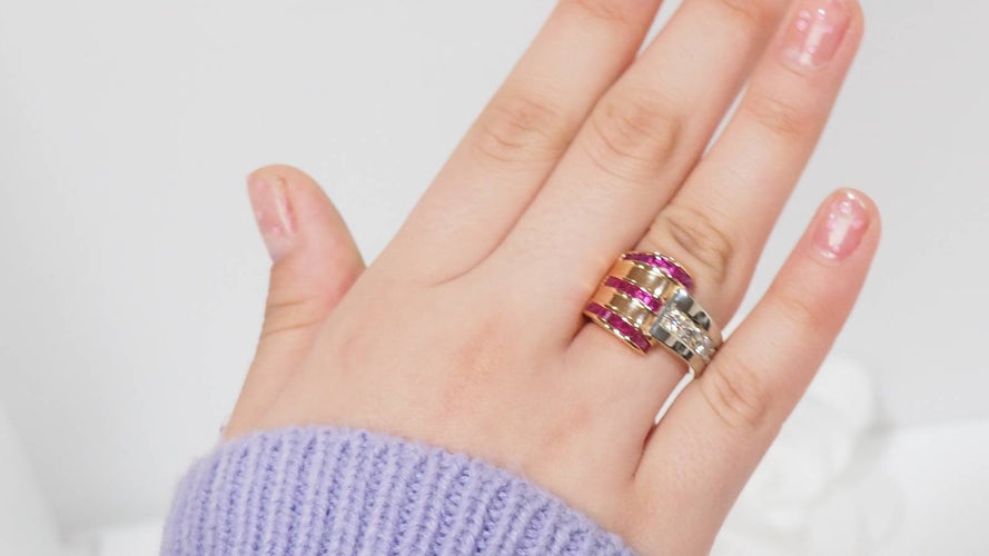 Bague Bague des années 40 en or, diamants et pierres rouges calibrées 58 Facettes 28082