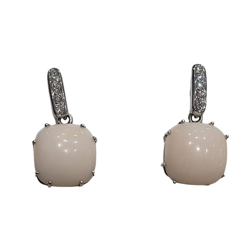 Boucles d’oreilles corail en or blanc 18k et diamants