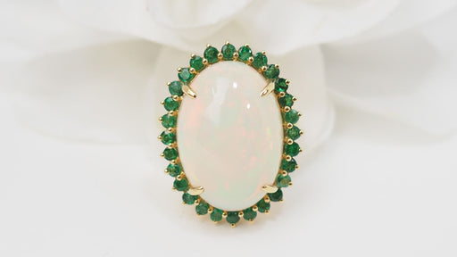 Ring 54 Oval ring in yellow gold, cabochon opal and emeralds 58 Facettes 32639