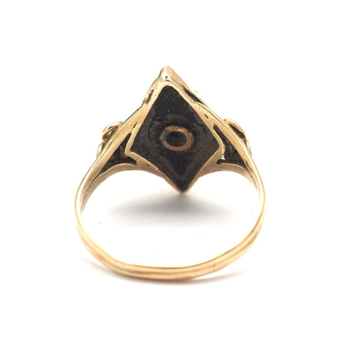 Bague 55 Bague ancienne en or jaune, onyx et diamants 58 Facettes