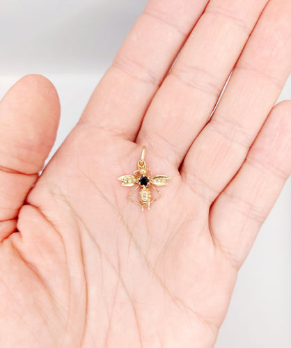 Pendentif Pendentif abeille victorien en or rose 18k avec saphir et perles 58 Facettes A06256