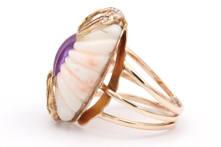 Bague 57 Bague Années 70 en or jaune, corail blanc, diamants et améthyste 58 Facettes 19139
