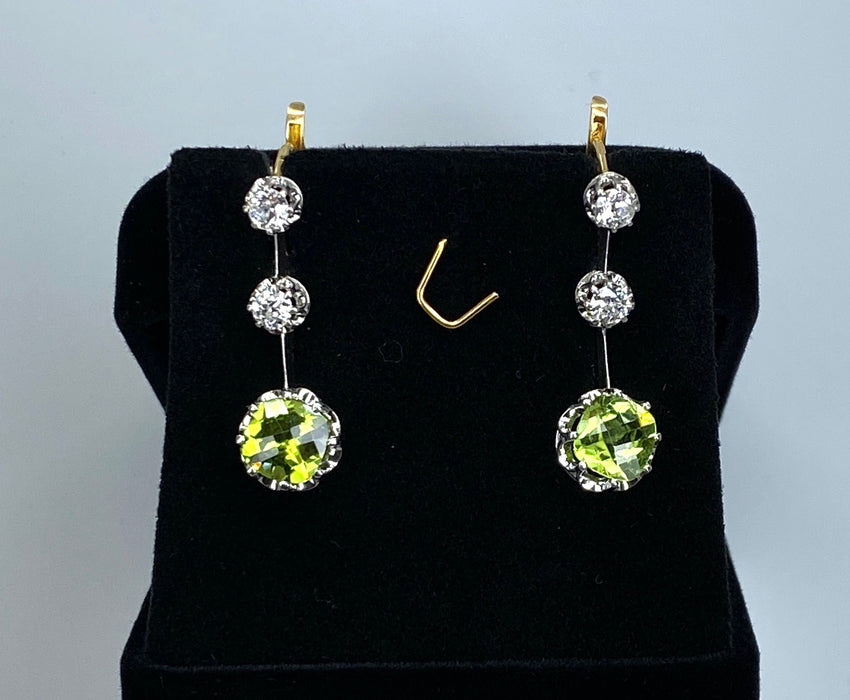 Boucles d'oreilles Paire de boucles d’oreilles en or jaune 18 carats et platine, diamants et peridots 58 Facettes AB500