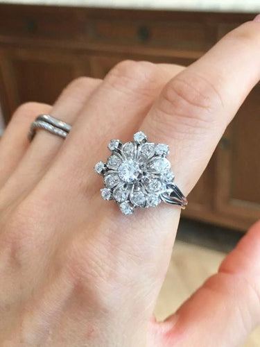 Bague 53 BUCHERER - Bague florale en or blanc et diamants 58 Facettes