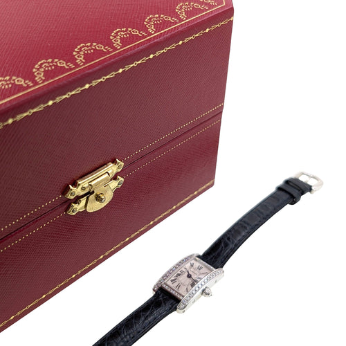 Cartier RARE Mini Tank Américaine en or blanc, lunette pavée de 47 diamants, cadran guilloché flinqué, boucle en or blanc 18 carats, boîte incluse