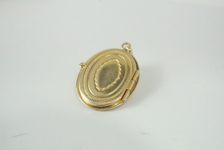 Pendentif Pendentif ovale or jaune, saphirs et perle 58 Facettes SQ5946394